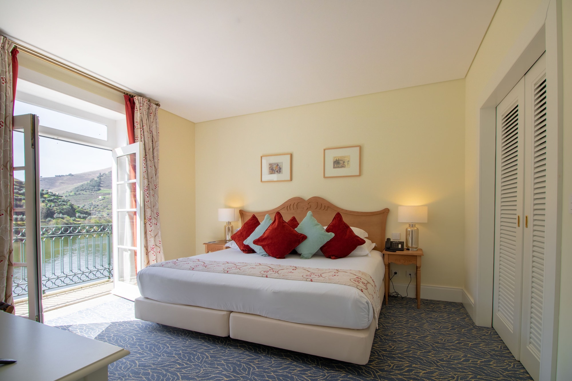 Master, Suite, King Bed, River View