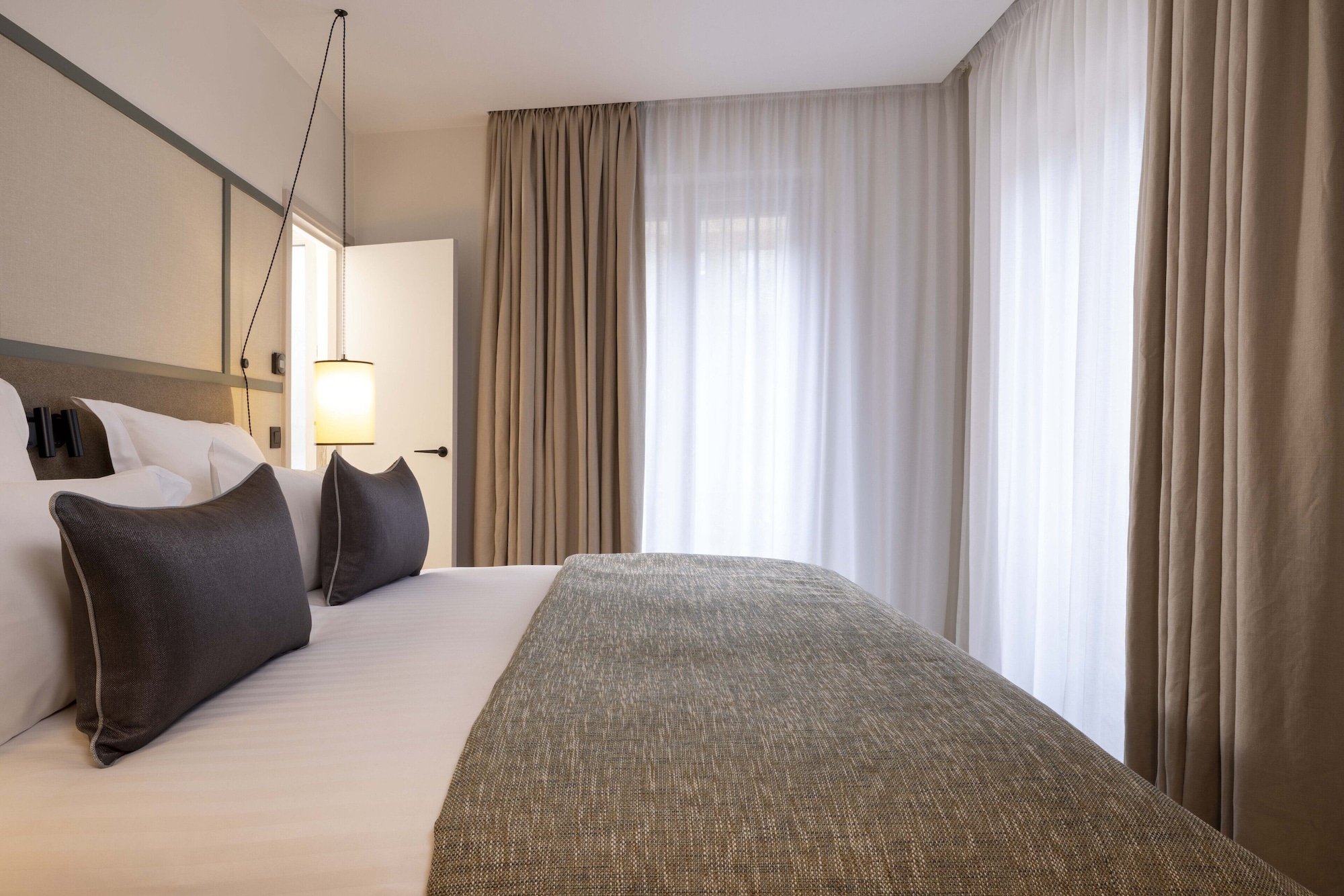 SUPERIOR, DOUBLE OR TWIN BED