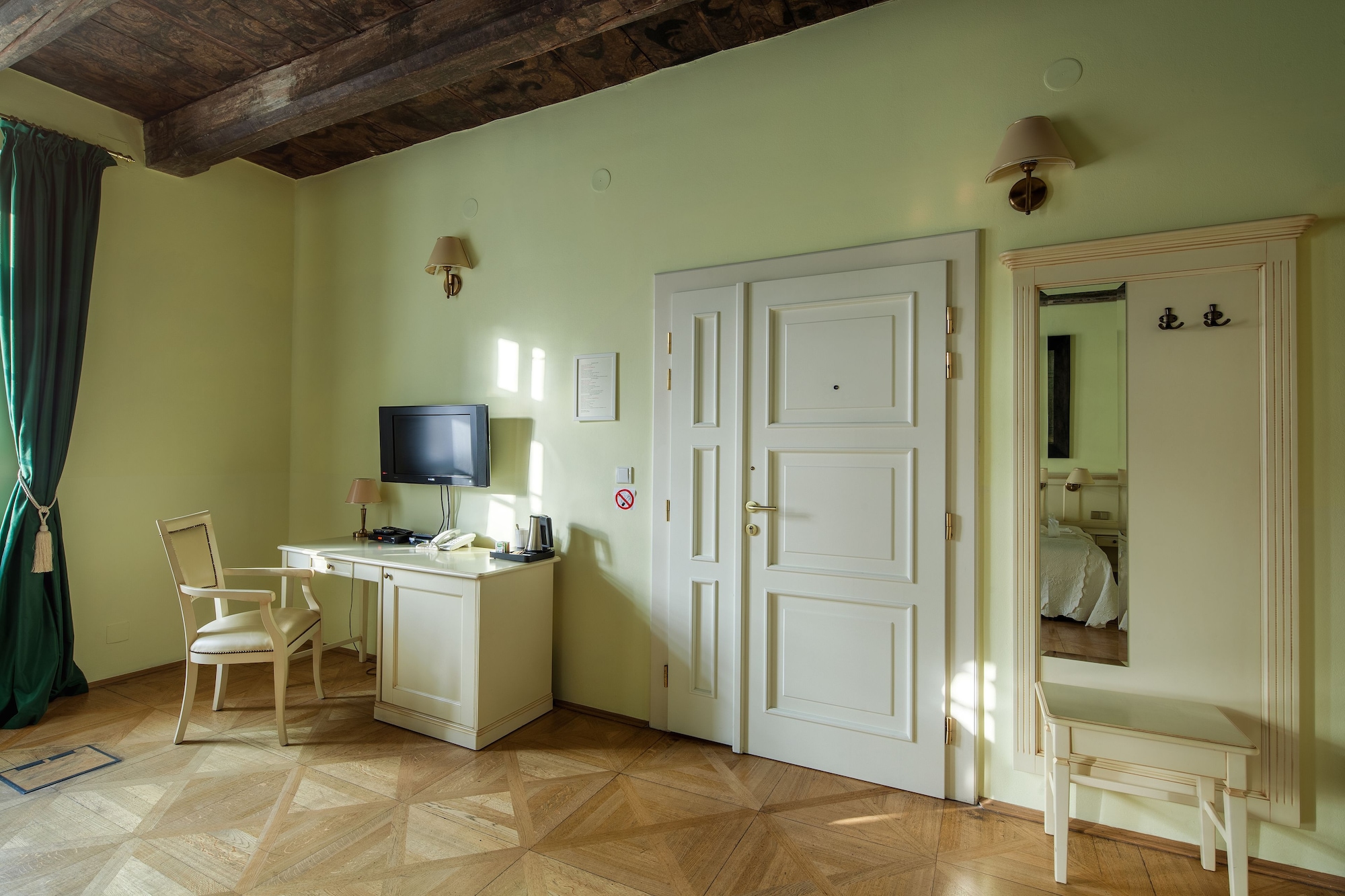 DELUXE, DOUBLE OR TWIN BED, CITY VIEW