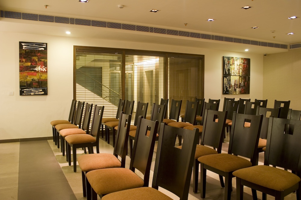 Shervani Nehru Palace Hotel 36/38