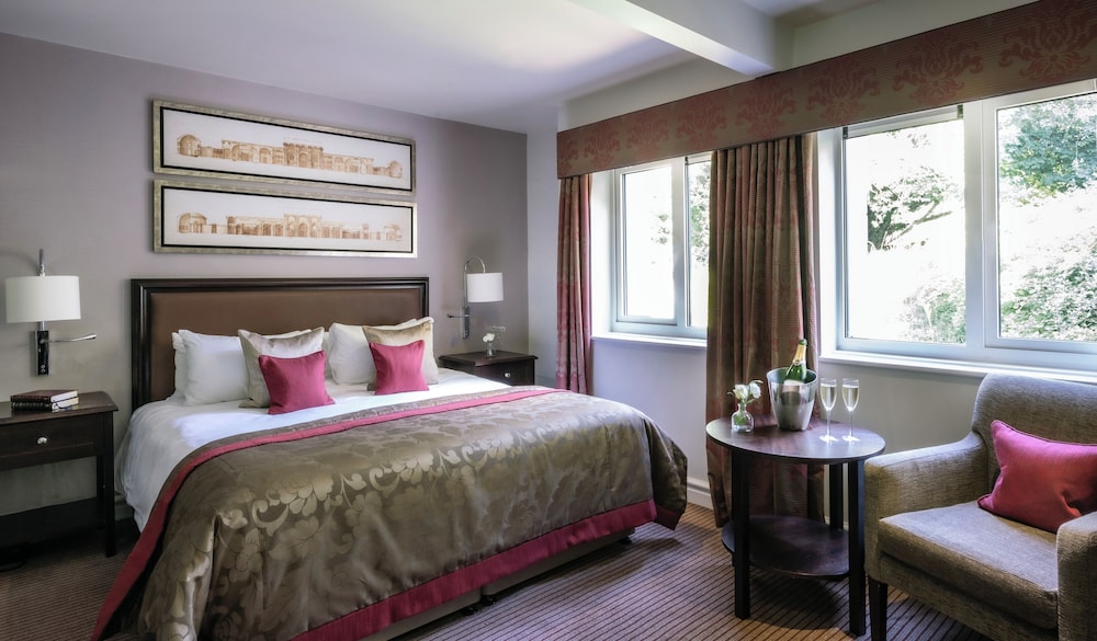 EXECUTIVE, KING BED
