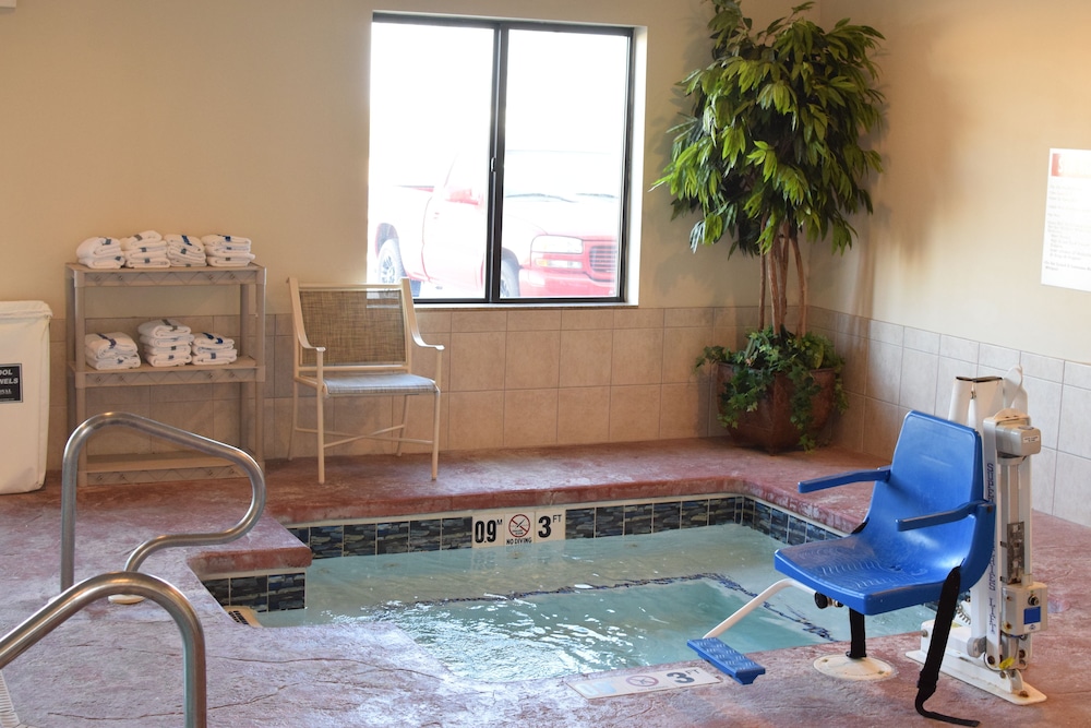 Holiday Inn Express Hotel And Suites Pratt 41/55