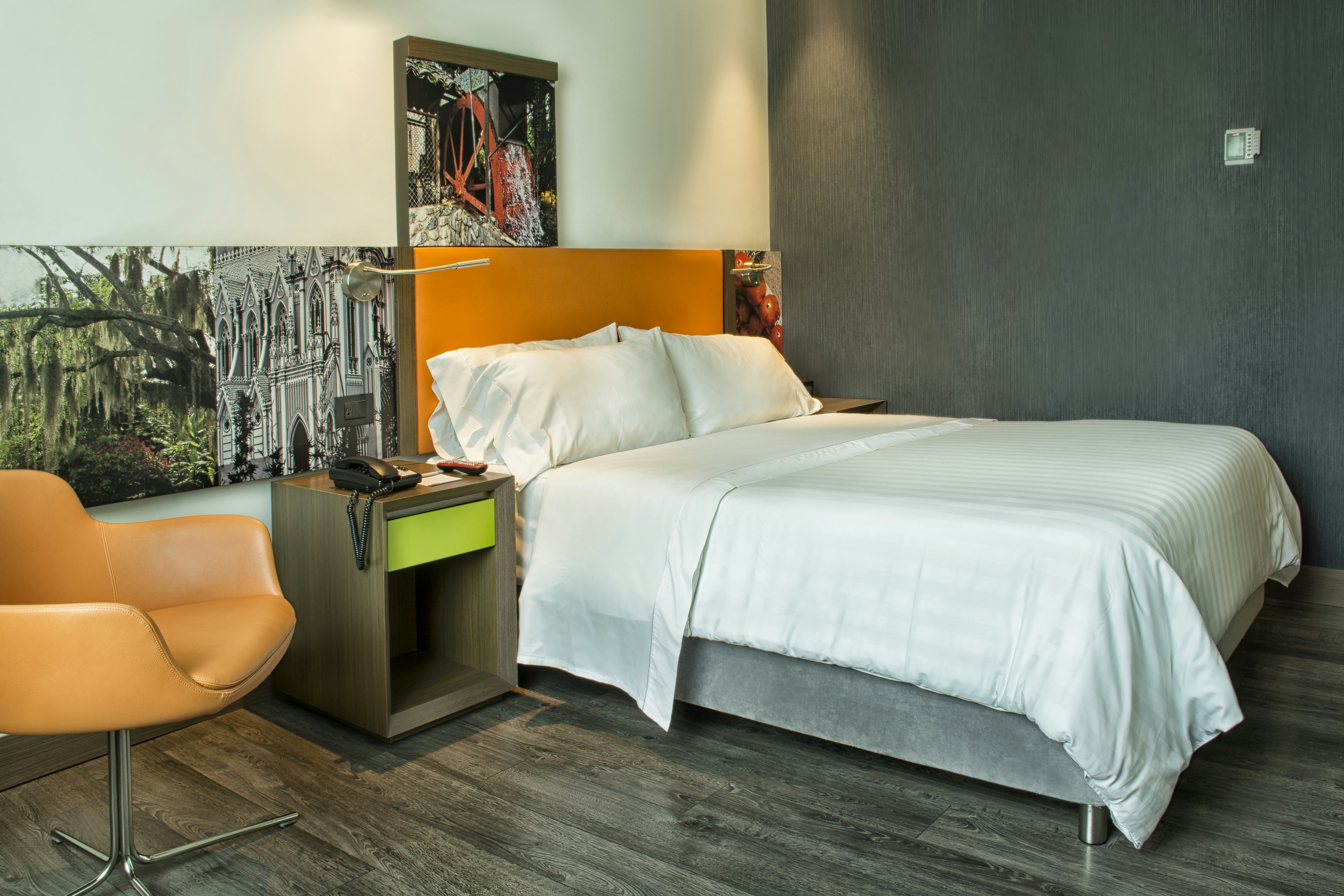 ROOM, QUEEN BED