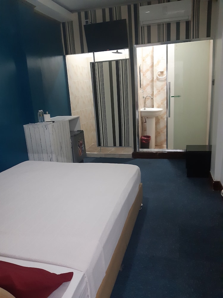 STANDARD, QUEEN BED