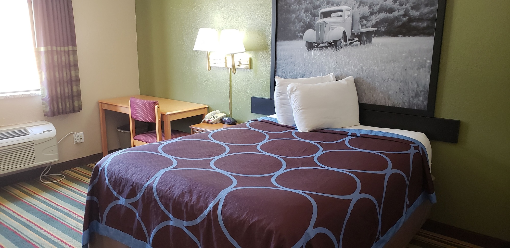 غرفة بسرير كوين، Super 8 By Wyndham Champaign 6/10