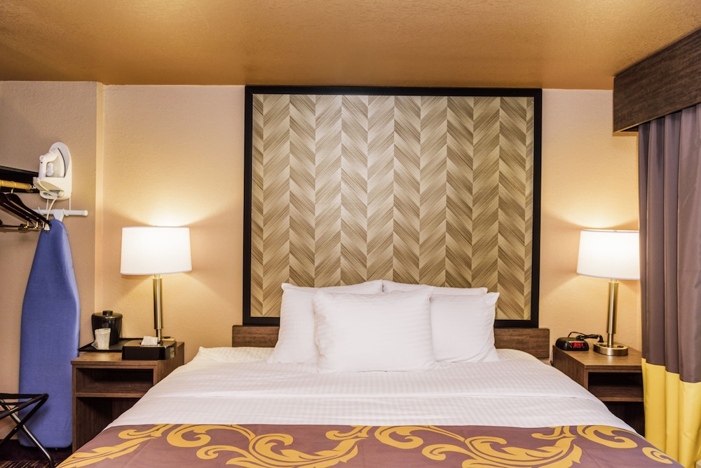 AArya Hotel By Niagara Fashion Outlets 17/44