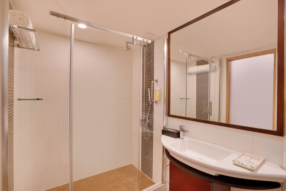 Lemon Tree Hotel, Centre Point, Jamshedpur 43/46