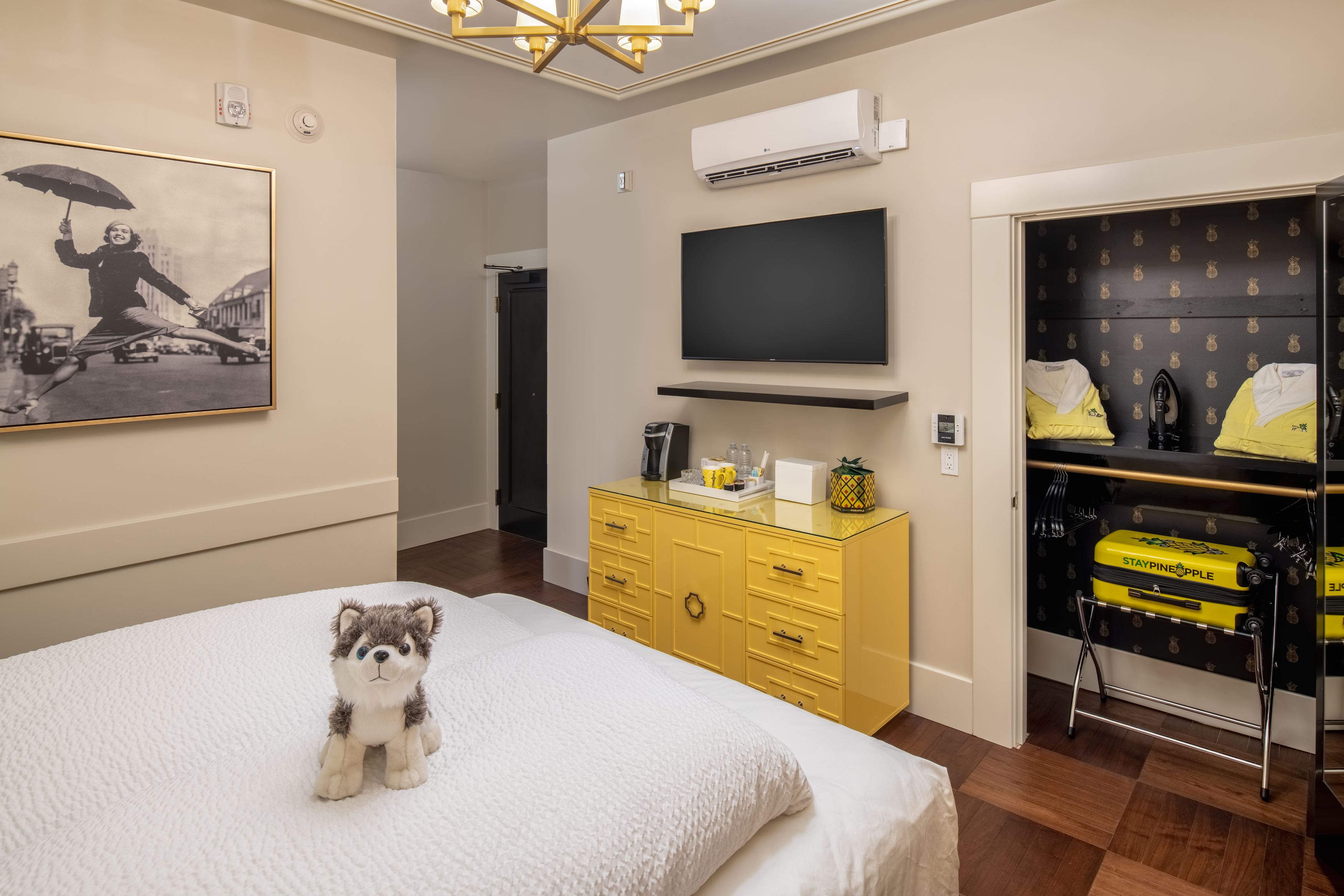 PERSONA, QUEEN BED, ACCESSIBLE