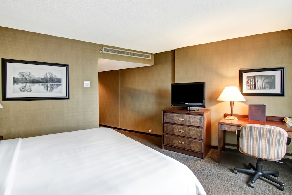 Chateau Lacombe Formerly Crowne Plaza Chateau Lacombe 24/67