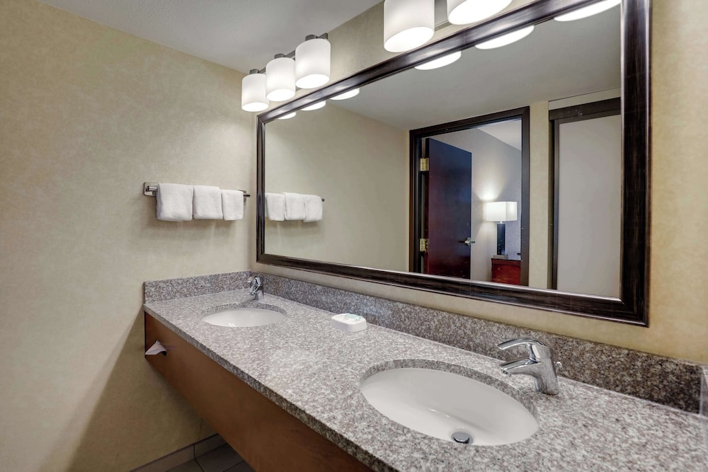 Drury Inn & Suites Charlotte University Place 48/50