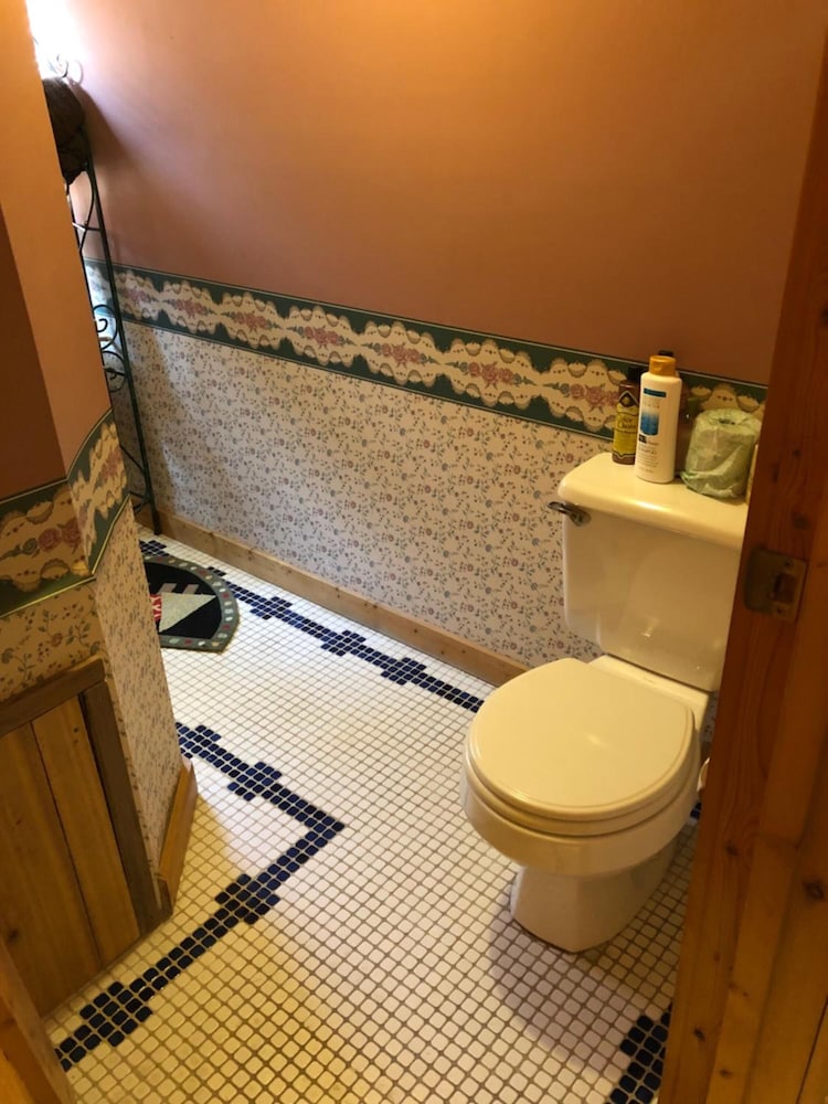 Evergreen Cottage Inn & Cabins 33/38