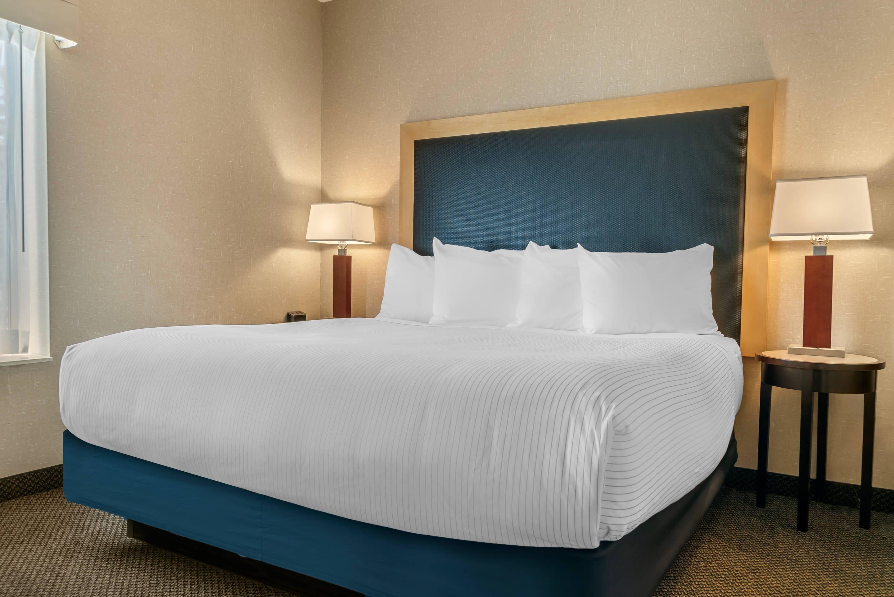 SUITE, KING BED, ACCESSIBLE