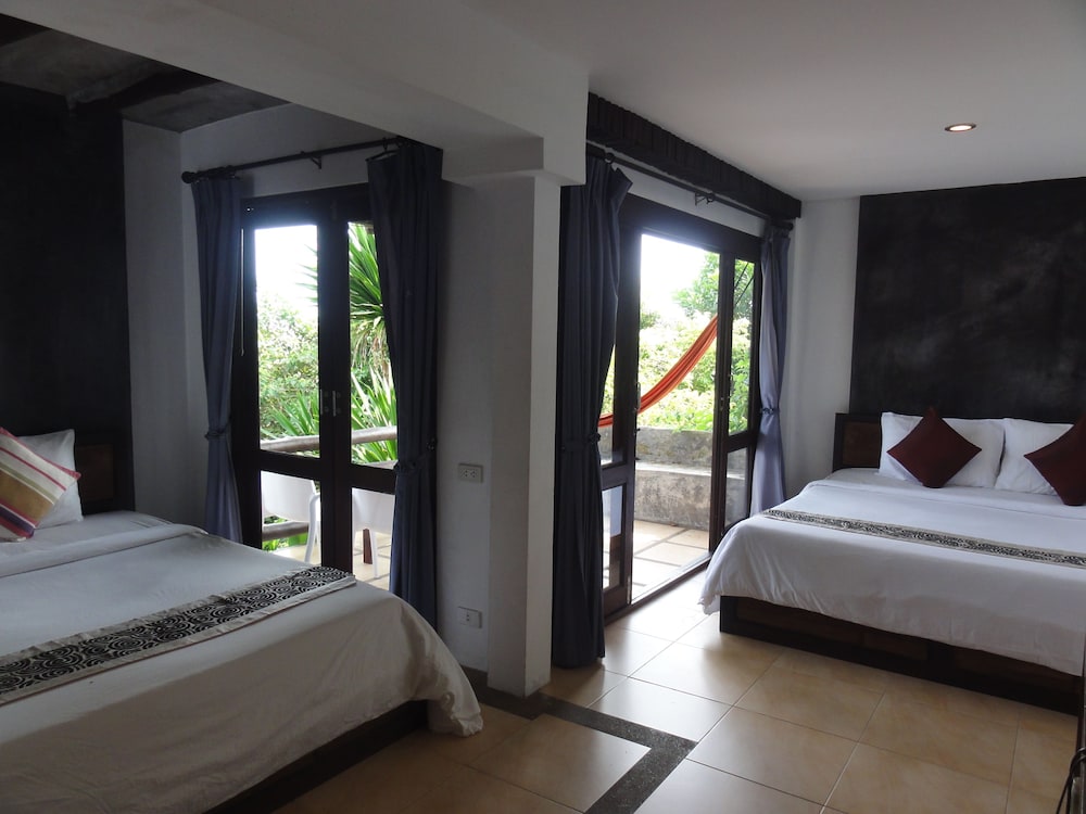 ROOM, QUADRUPLE