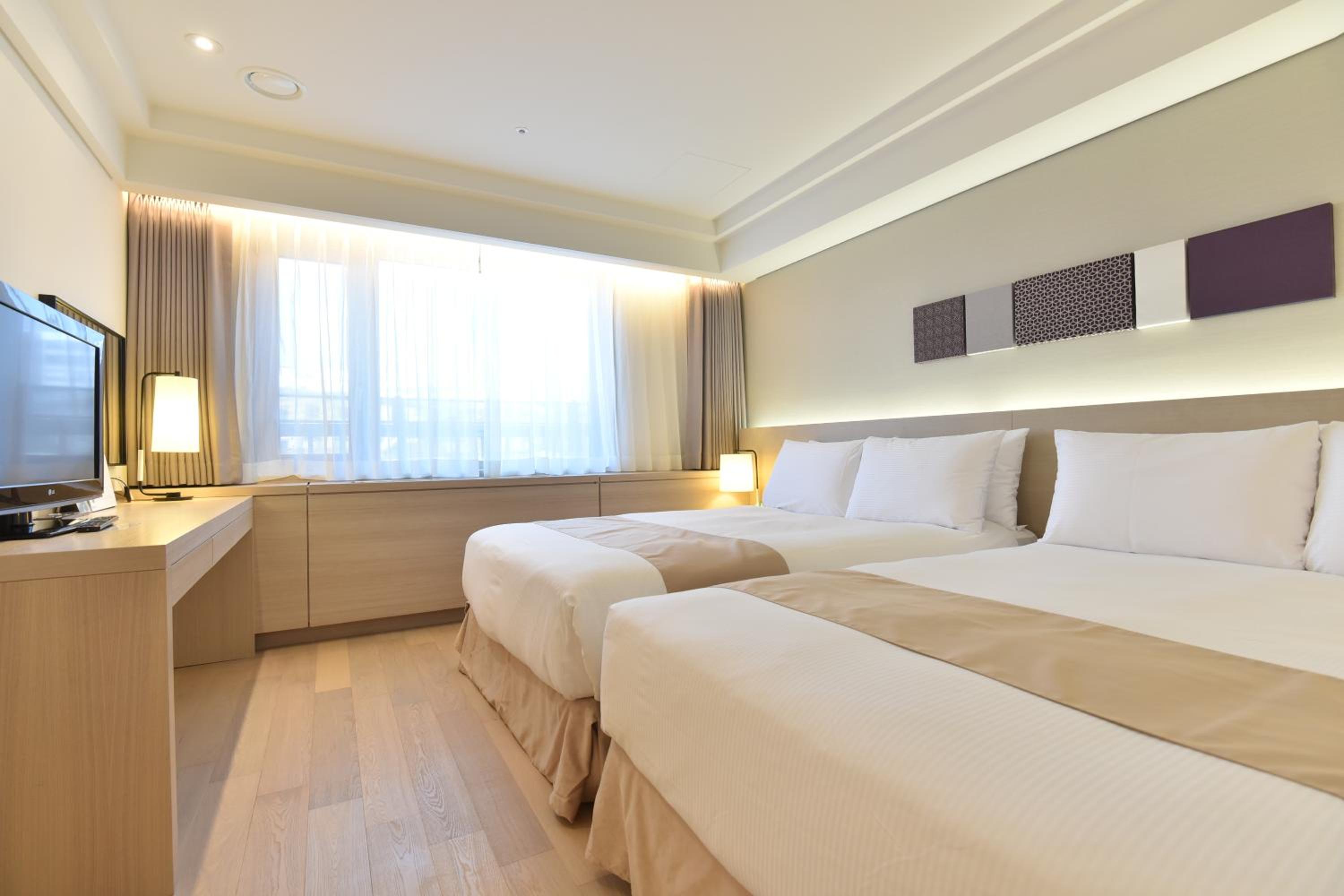 SUITE, TWIN BEDS