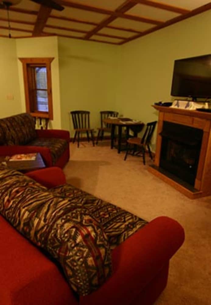 Wildberry Lodge Bed &amp; Breakfast 25/50