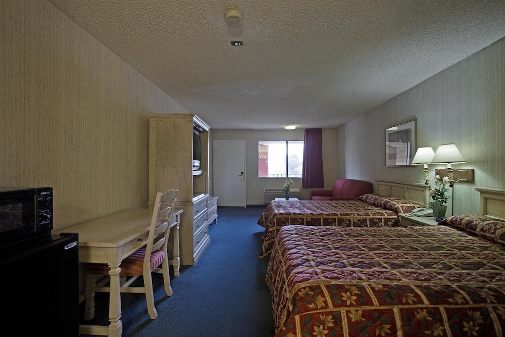 Days Inn By Wyndham Hemet 6/18