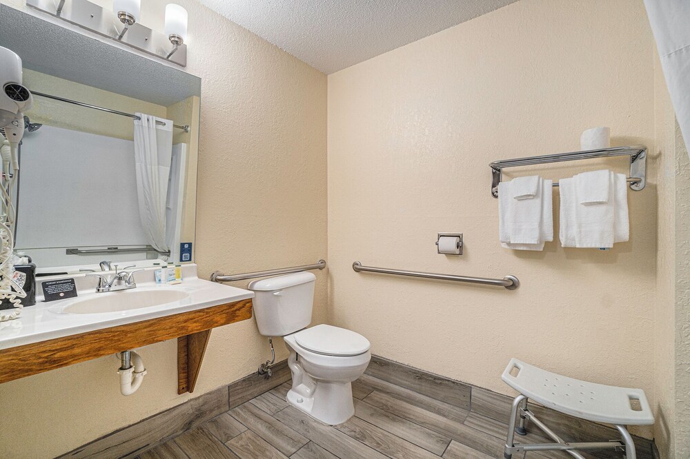 Days Inn Suites By Wyndham Traverse City 47/50