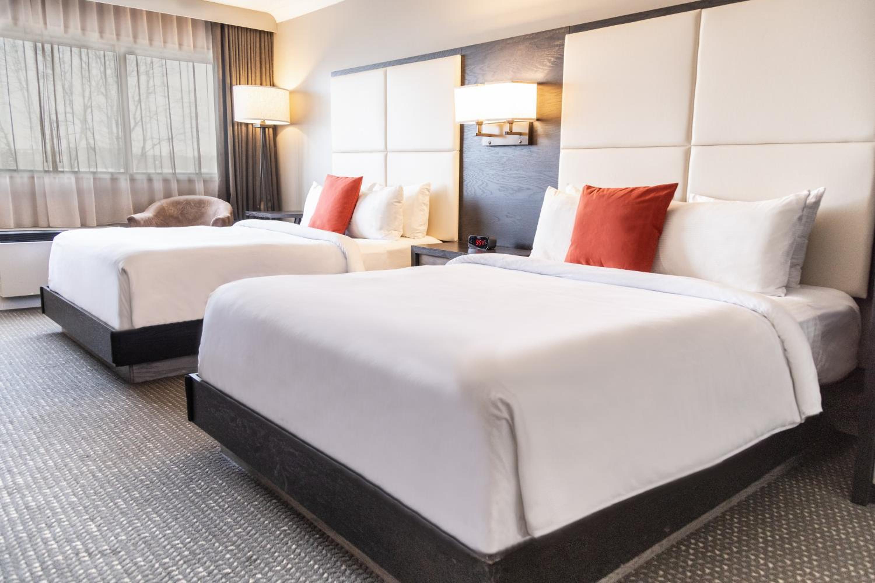 Standard, Queen Bed, River View