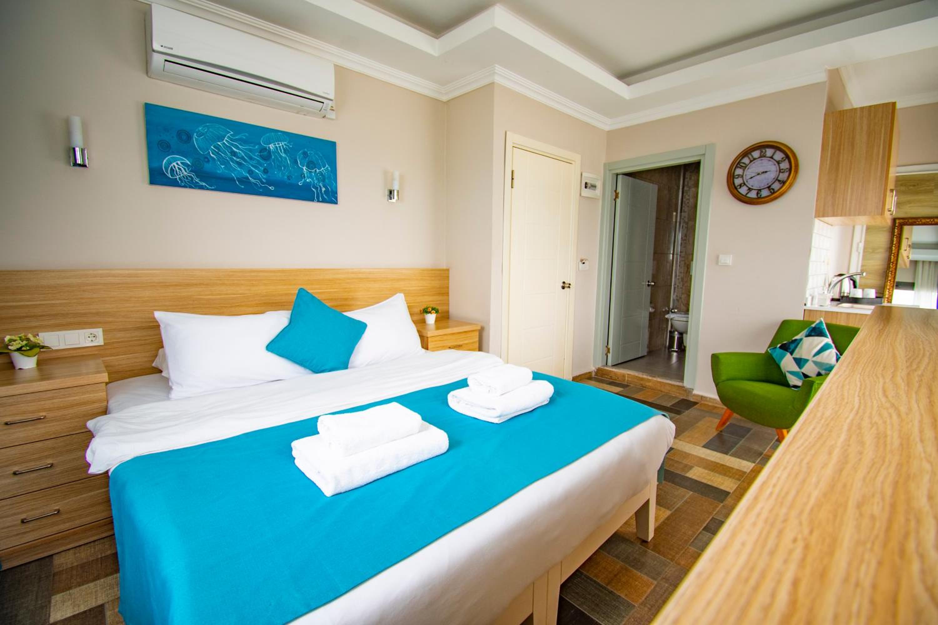 غرفة بسرير مزدوج بإطلالة على البحر، M Suite Hotel 6/10