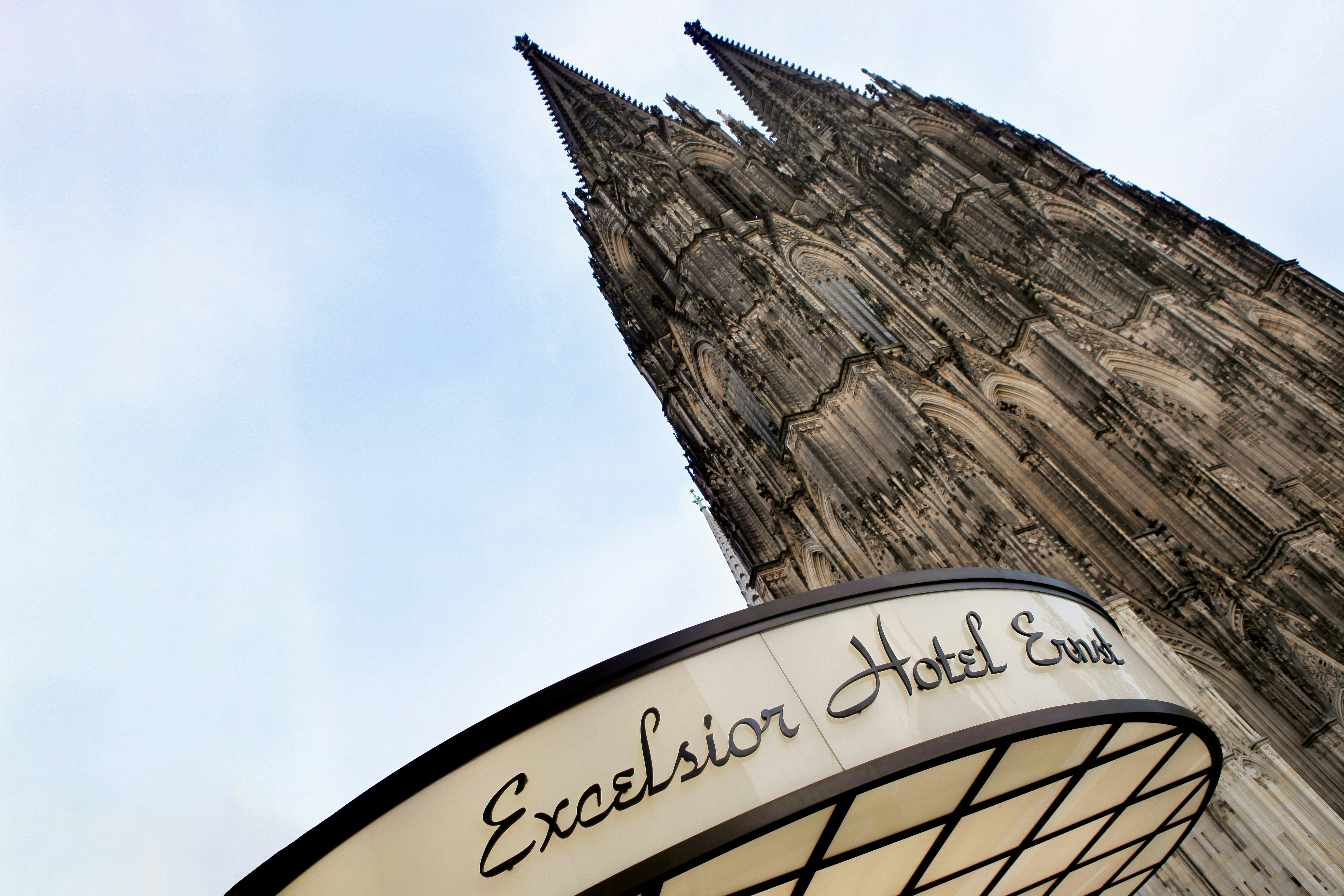 Excelsior Hotel Ernst 4/82