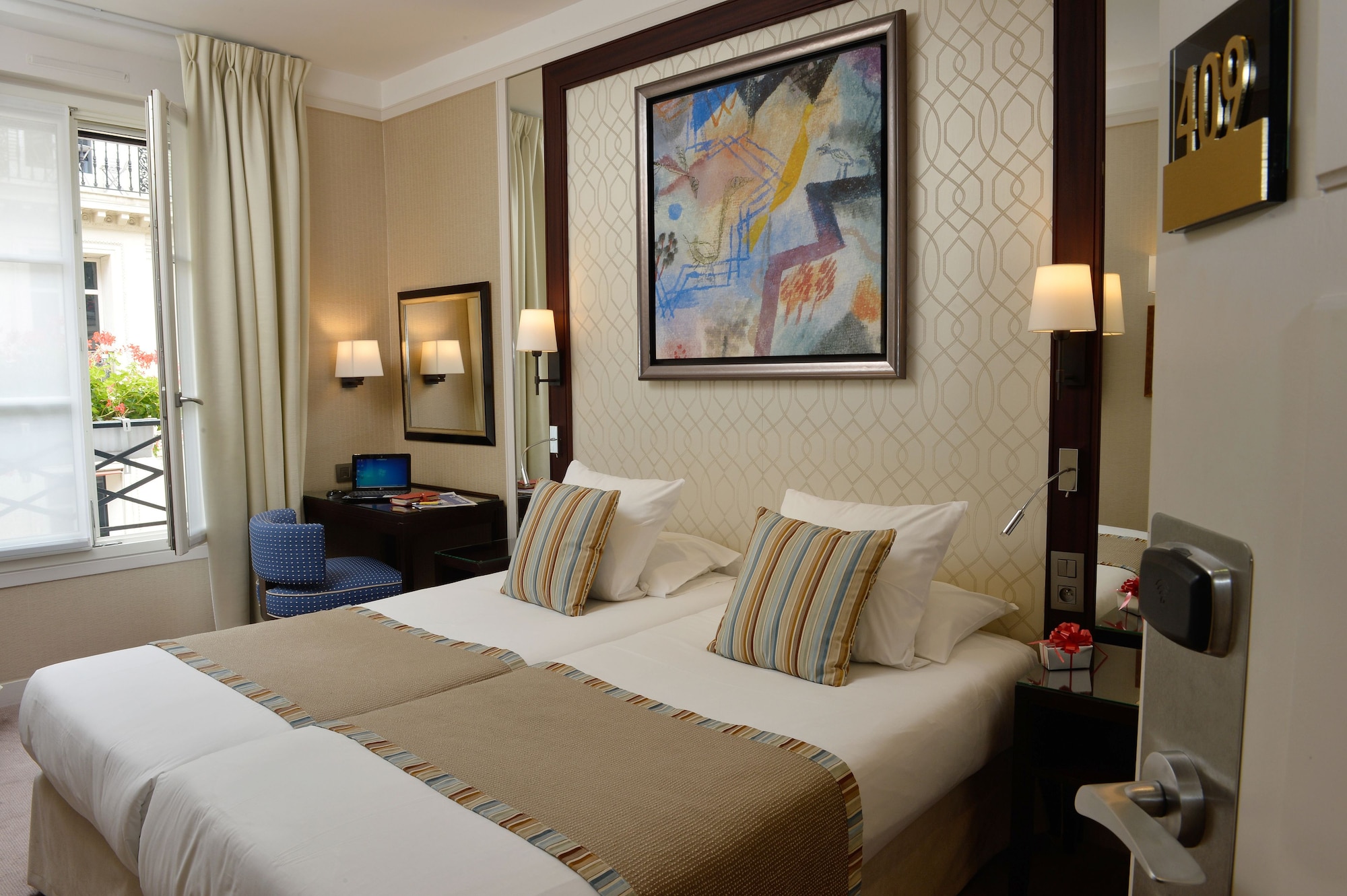 Room at Hotel Folkestone Opera, PARIS