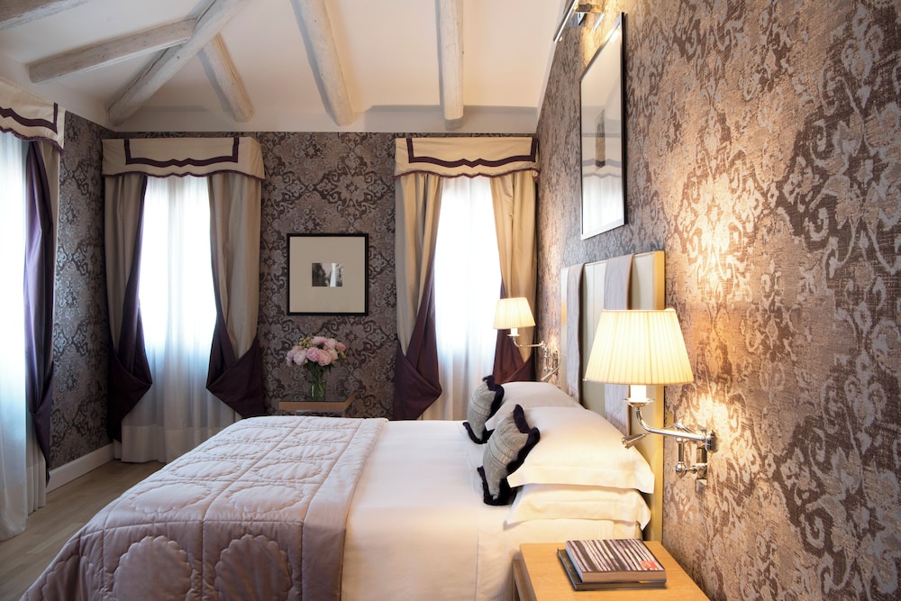 DELUXE, DOUBLE OR TWIN BED, CANAL VIEW