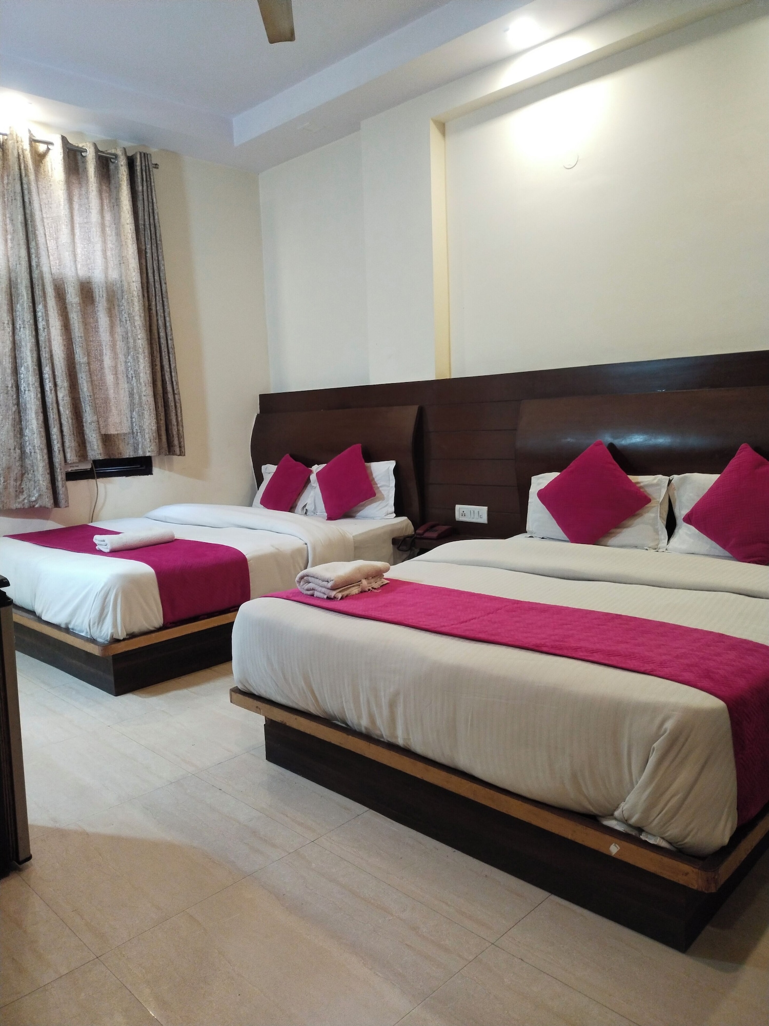 ROOM, QUADRUPLE