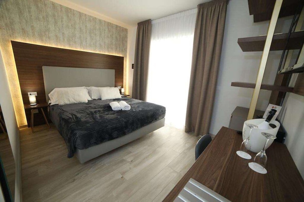 8 Room Hotel 15/80