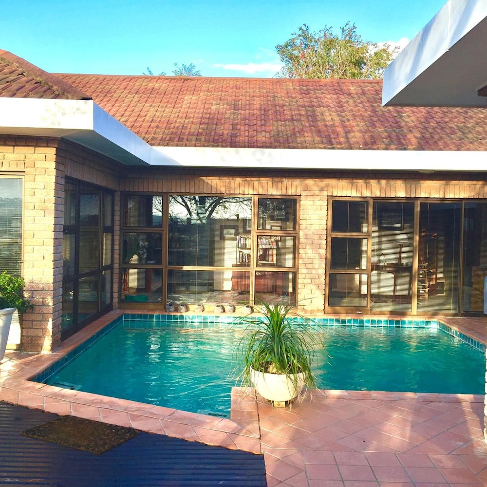 Wellington Country House 2/50