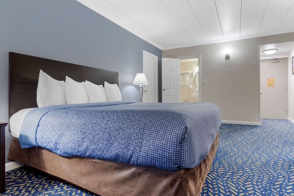 Econo Lodge Hicksville - Long Island 12/25