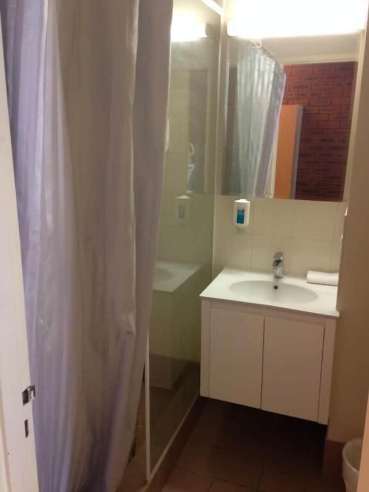 Budget Motel 44/46