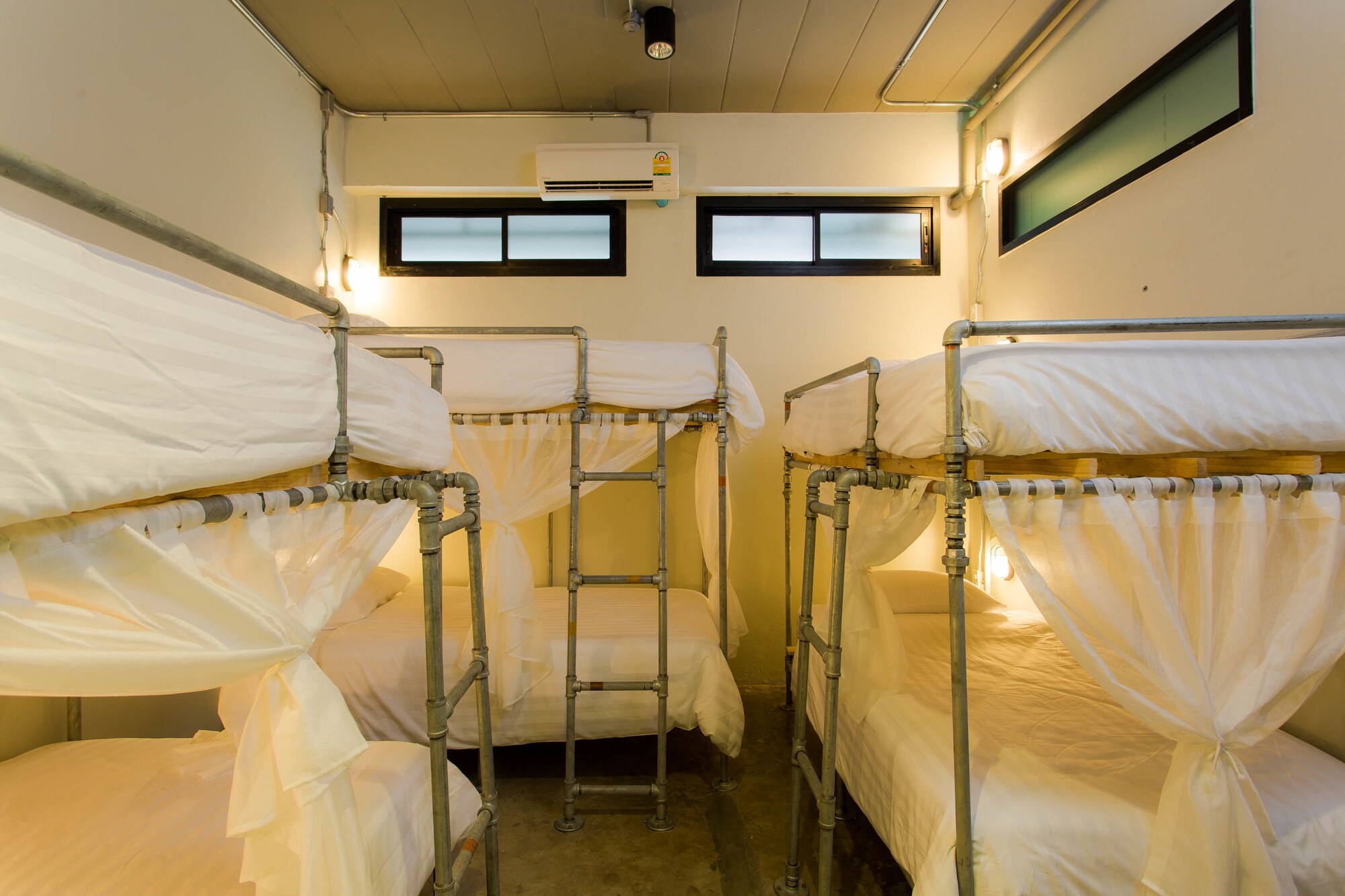 FAMILY, MULTIPLE BEDS, SHARED BATHROOM