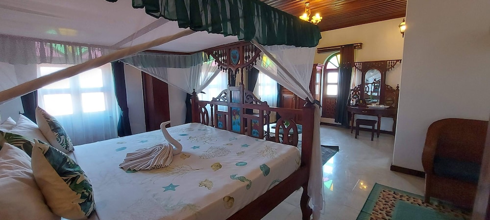 TAUSI PALACE HOTEL 8/90