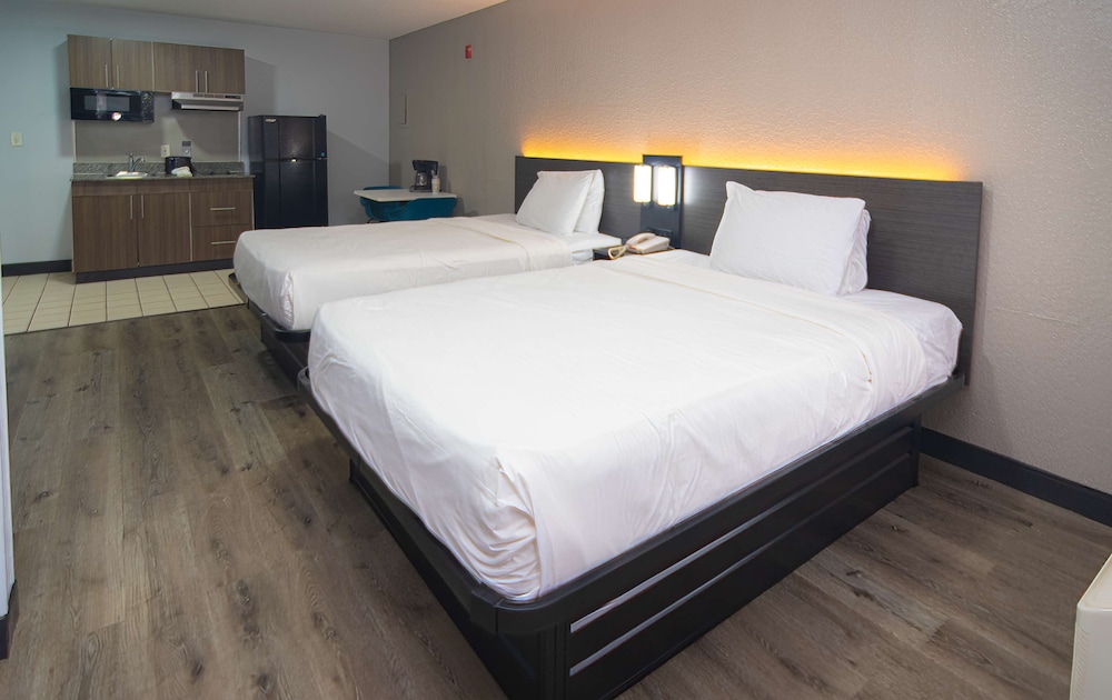 Studio 6 Extended Stay - West Palm Beach, FL 22/52