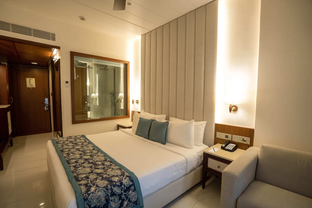 Club, Queen Bed, Valley View