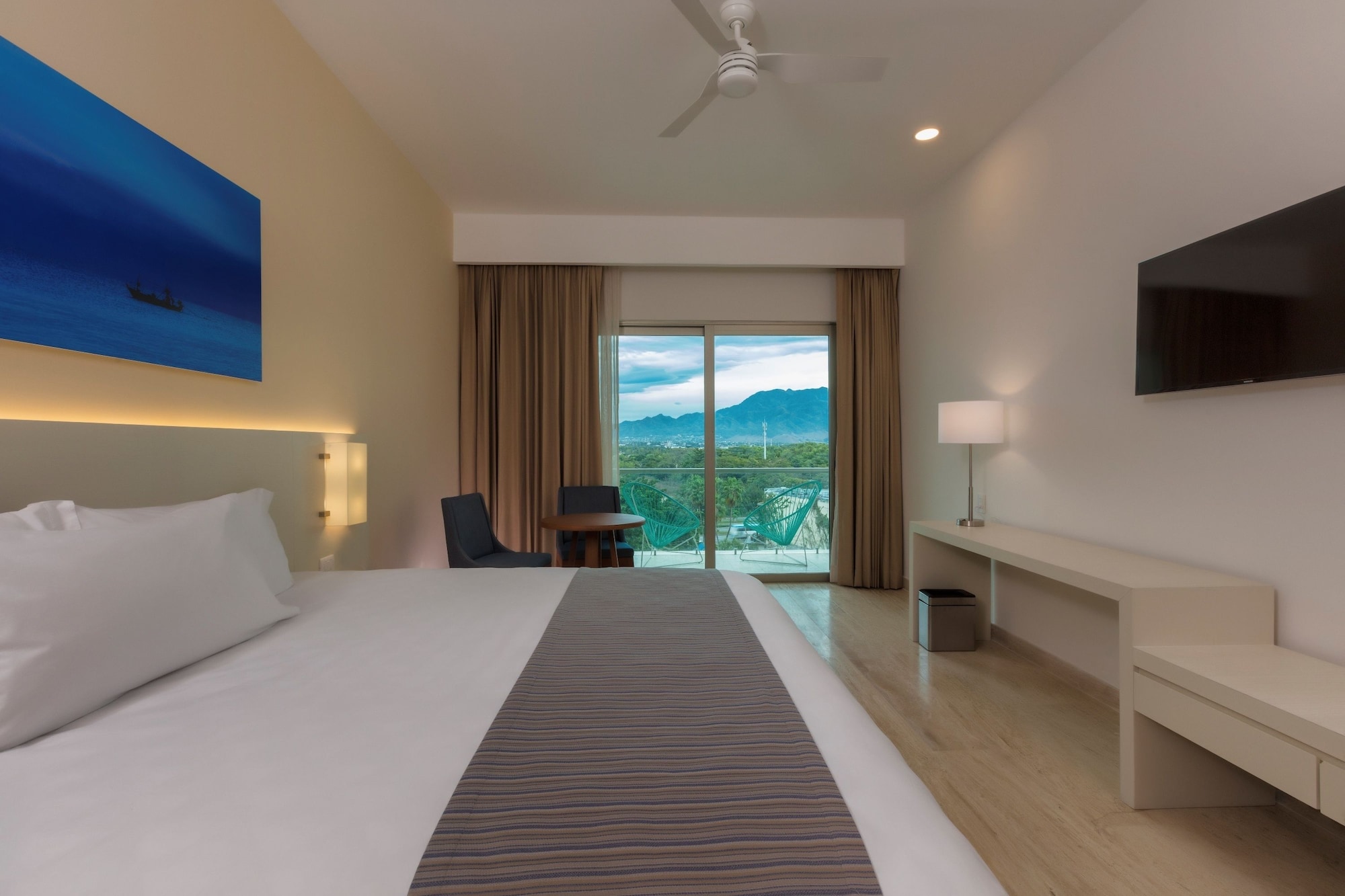 DELUXE, KING BED, MOUNTAIN VIEW