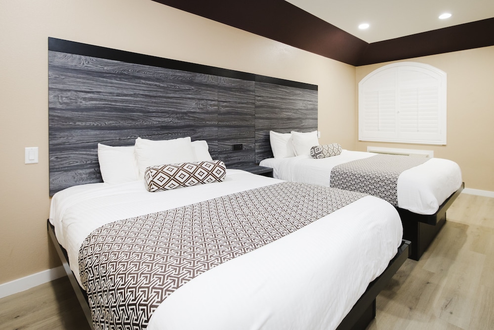 Sapphire Inn Suites 32/58