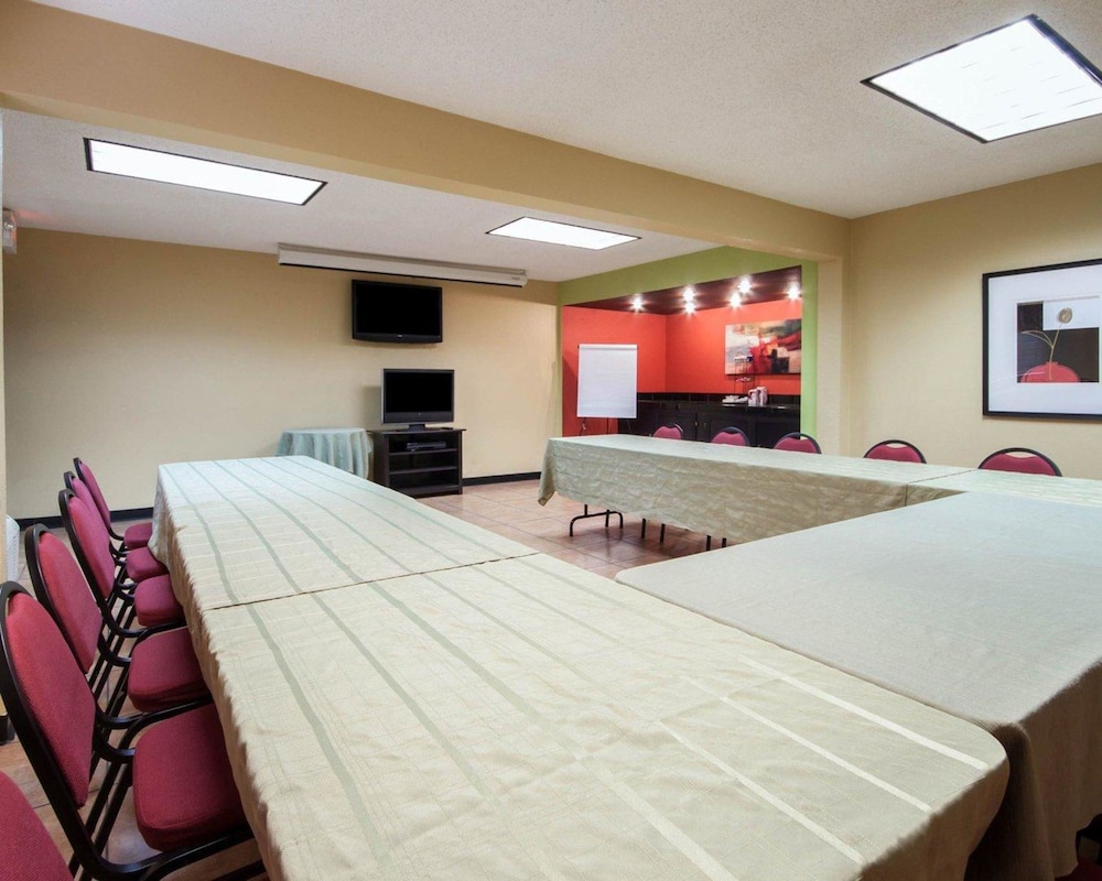 Quality Inn Airport East El Paso 48/49