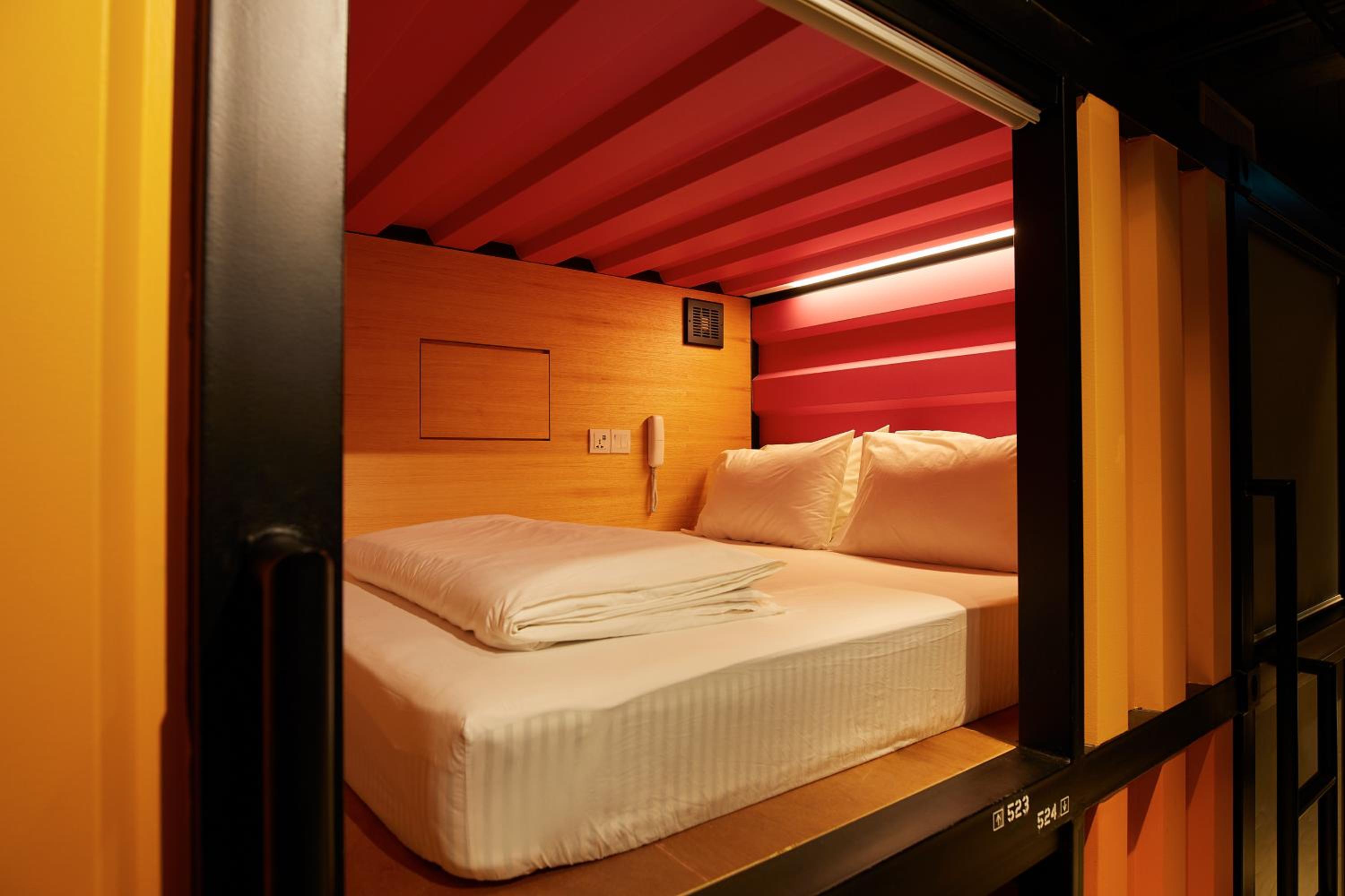 Capsule, Queen Bed