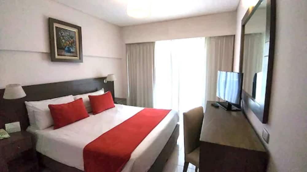 DELUXE, DOUBLE BED