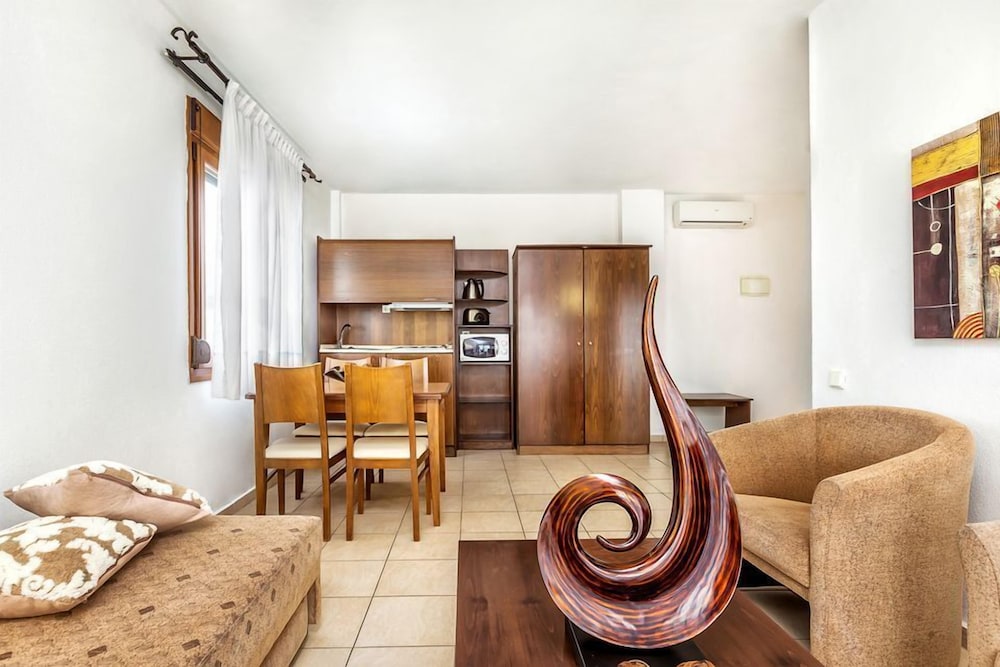 Nereides Hotel 36/49