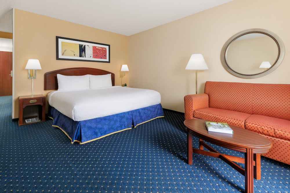 غرفة بسرير كينج مع أريكة، Courtyard by Marriott Flint Grand Blanc 6/10