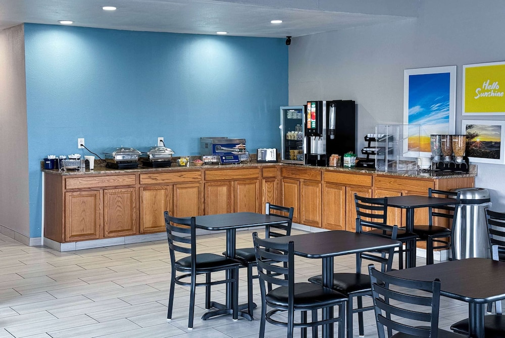 Days Inn & Suites by Wyndham Santa Rosa 17/30
