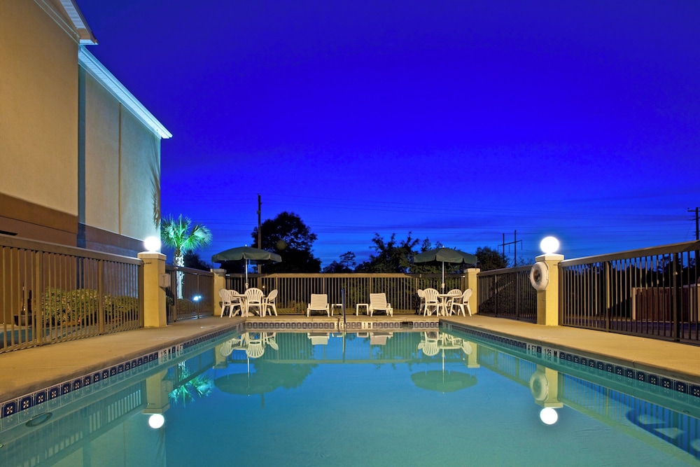 Holiday Inn Express Hotel & Suites Milton East I-10 40/73