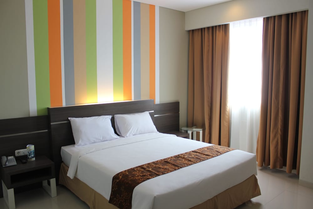 Pose In Hotel Solo 16/48