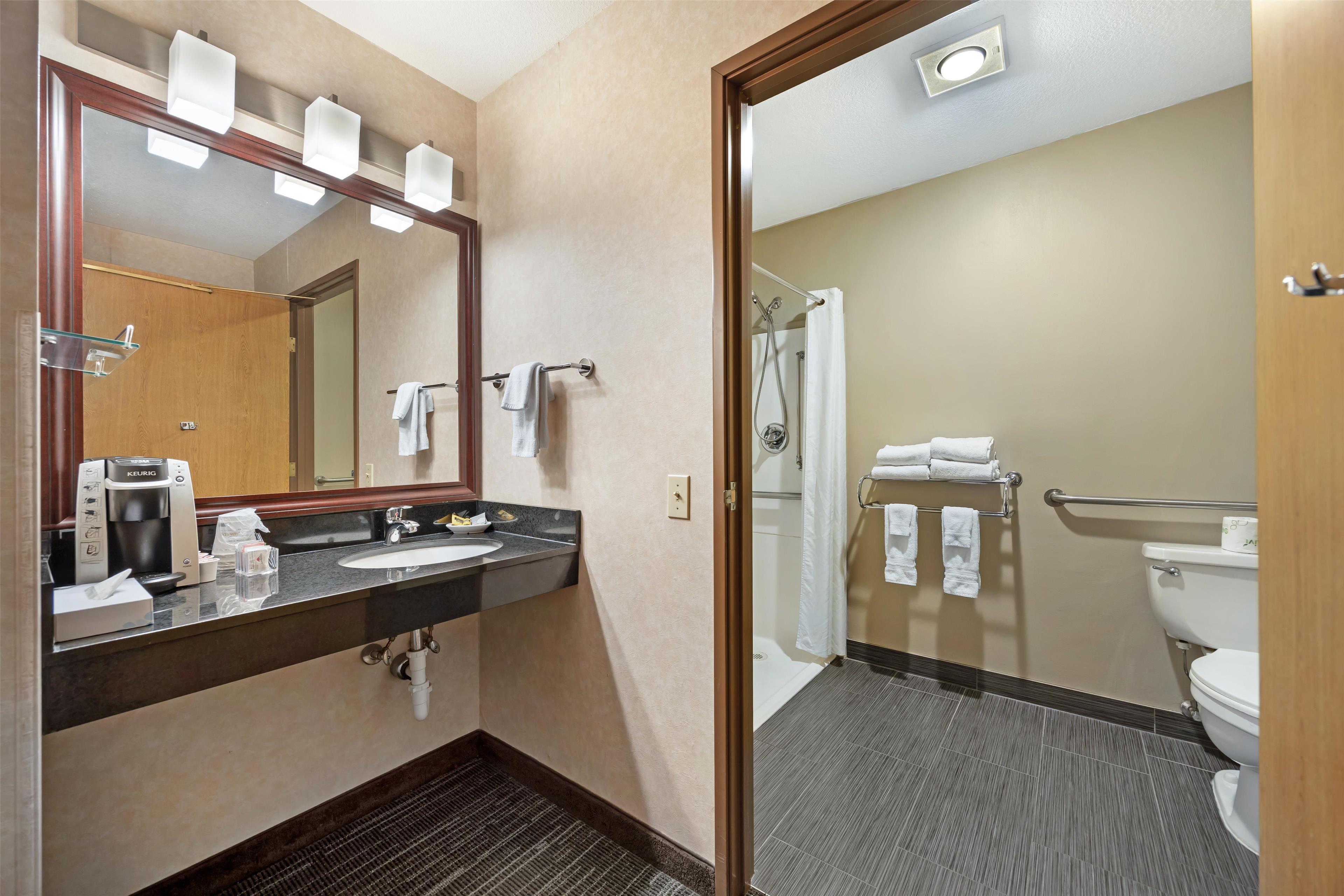 غرفة رباعية بسرير كوين لذوي الإعاقة، Best Western Plus City Center 6/7