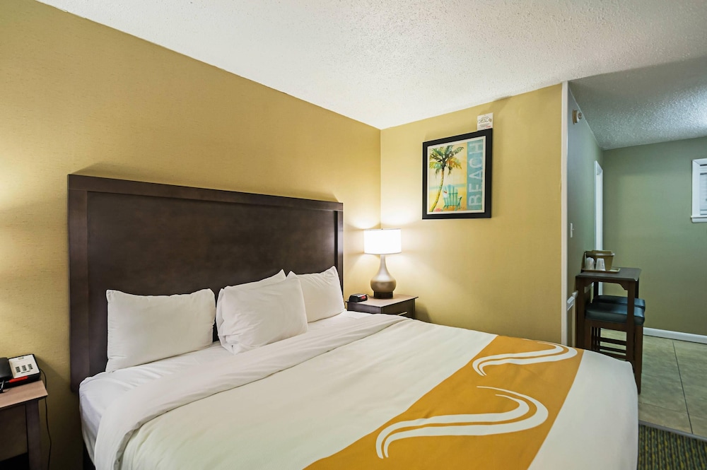 Atrium, King Bed, Sofa, Kitchenette
