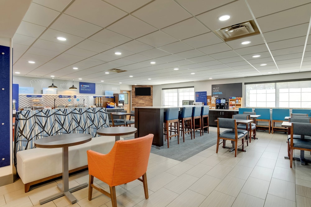 Holiday Inn Express & Suites I-95 Capitol Beltway-Largo 43/57