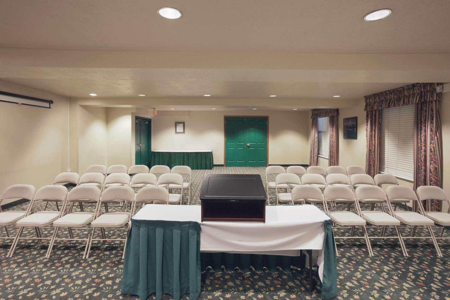 Country Inn & Suites by Radisson, West Valley City, UT 2/5