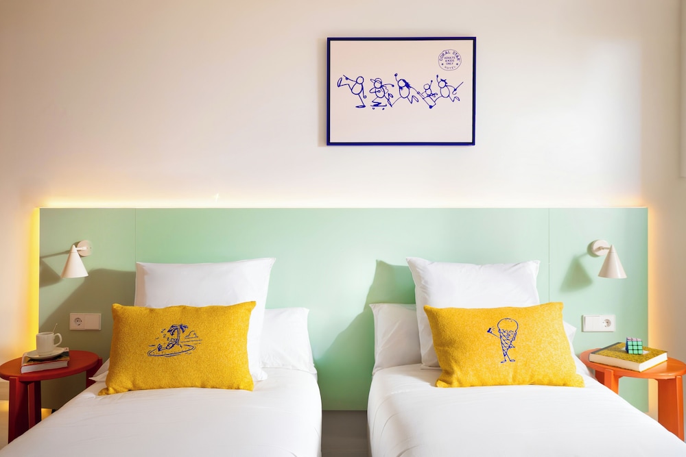 Superior, Queen Bed, Pool View, Coral Star Apartments 4/7